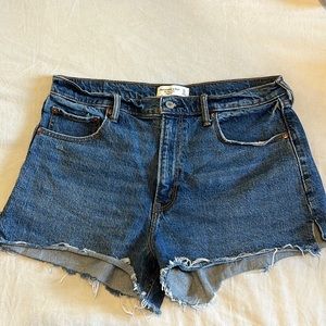 Abercrombie & Fitch The Mom Short High Rise denim shorts size 31 / 12